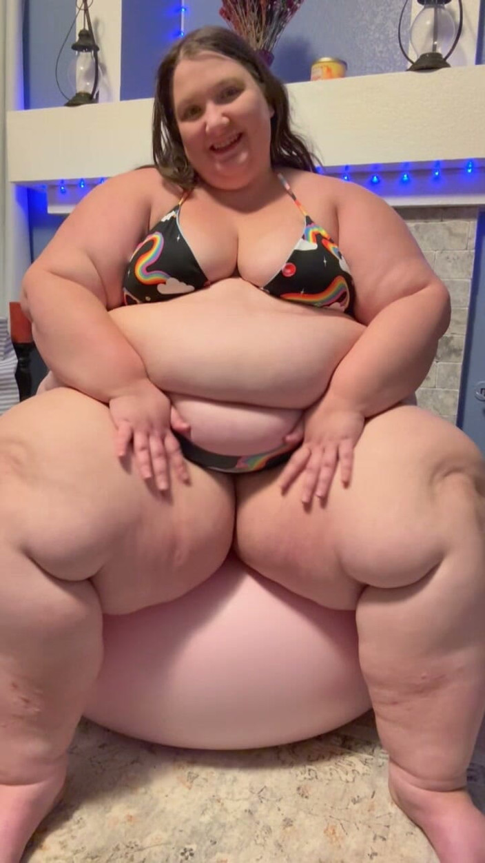 Kayla Peach studios: SSBBW Burping in Bikini