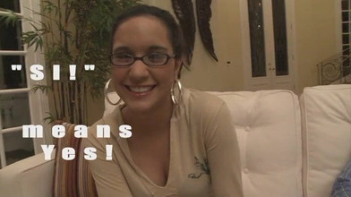 Darkko: चश्मे वाली यूरो बेब अपना शरारती पक्ष दिखाती है