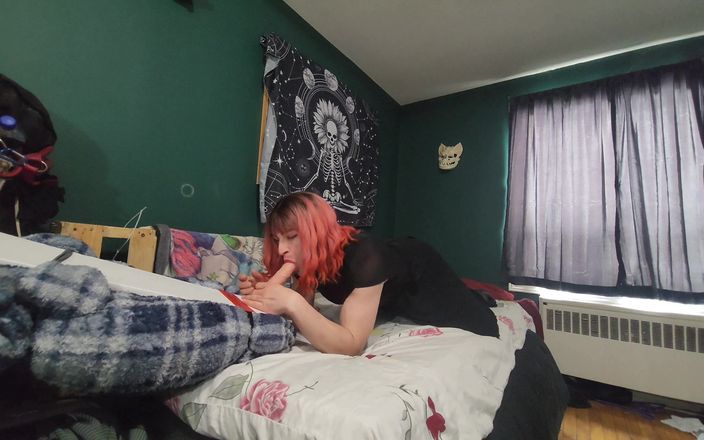 AshleyInHose: Ashley se divertindo praticando garganta profunda em seu vibrador