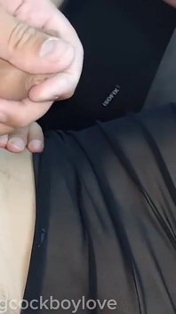 Un giovane twink effeminato urla e geme dal piacere di un cazzo nel culo!
