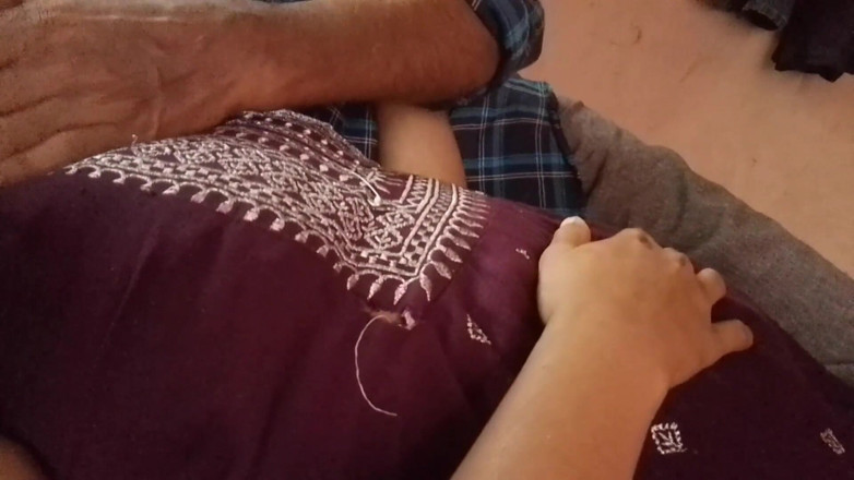 LEGSCOUPLE12: Desi flicka sätter sin penis i munnen och tar hans...