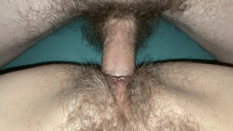 Risky Hairy Couple: Un grande cazzo scopa la figa pelosa in primo piano