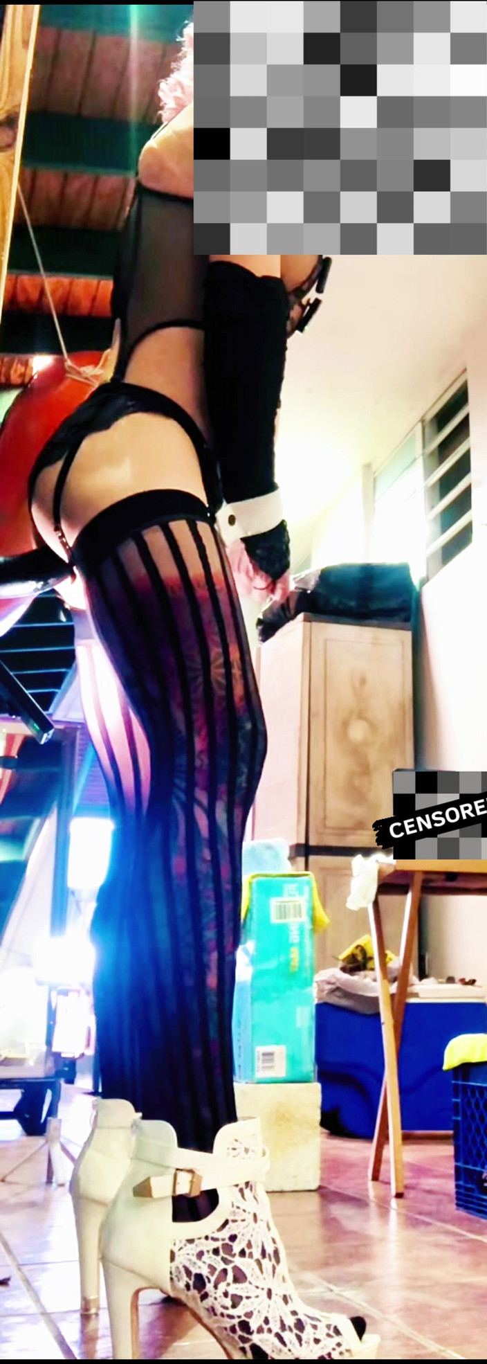 Benito414: Une trans sexy vêtue de bas chevauche un gode anal...