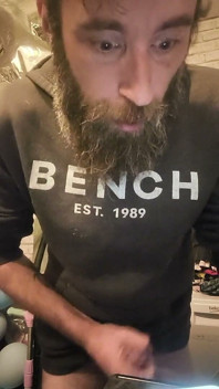 Une grosse bite se branle et fume