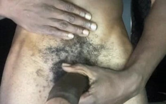 Long Stroke Daddy: Cowok atletis kulit hitam ngocok kontol sampai muncrat