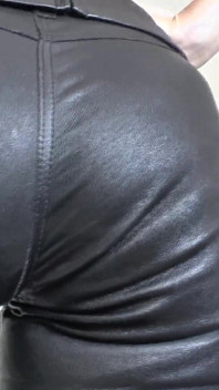 Sii il mio culo vestito di pelle e sborra quando ti dò il permesso, Lady Victoria Valente