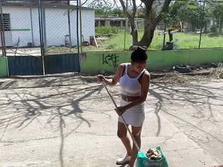 Estoy aburrida barriendo fuera de mi casa y mi vecino me invita a follar y acepto