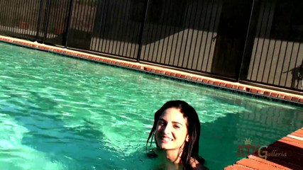ATKIngdom Fans: La bella ragazza si diverte sulla piscina