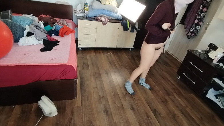 Amateur_MS: Amateurvrouw heeft plezier bij het passen en snijden ervan