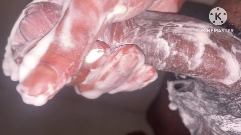 Desi snake: Pijat minyak cowok india dengan kontol besar lagi asik masturbasi...