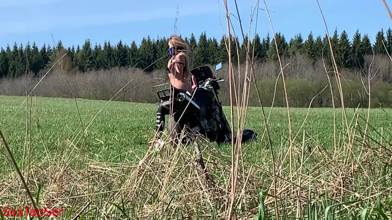 SexTanSer: Rowerzysta na motocyklu masturbuje się. Dostrzegłem ją i zerżnąłem na...
