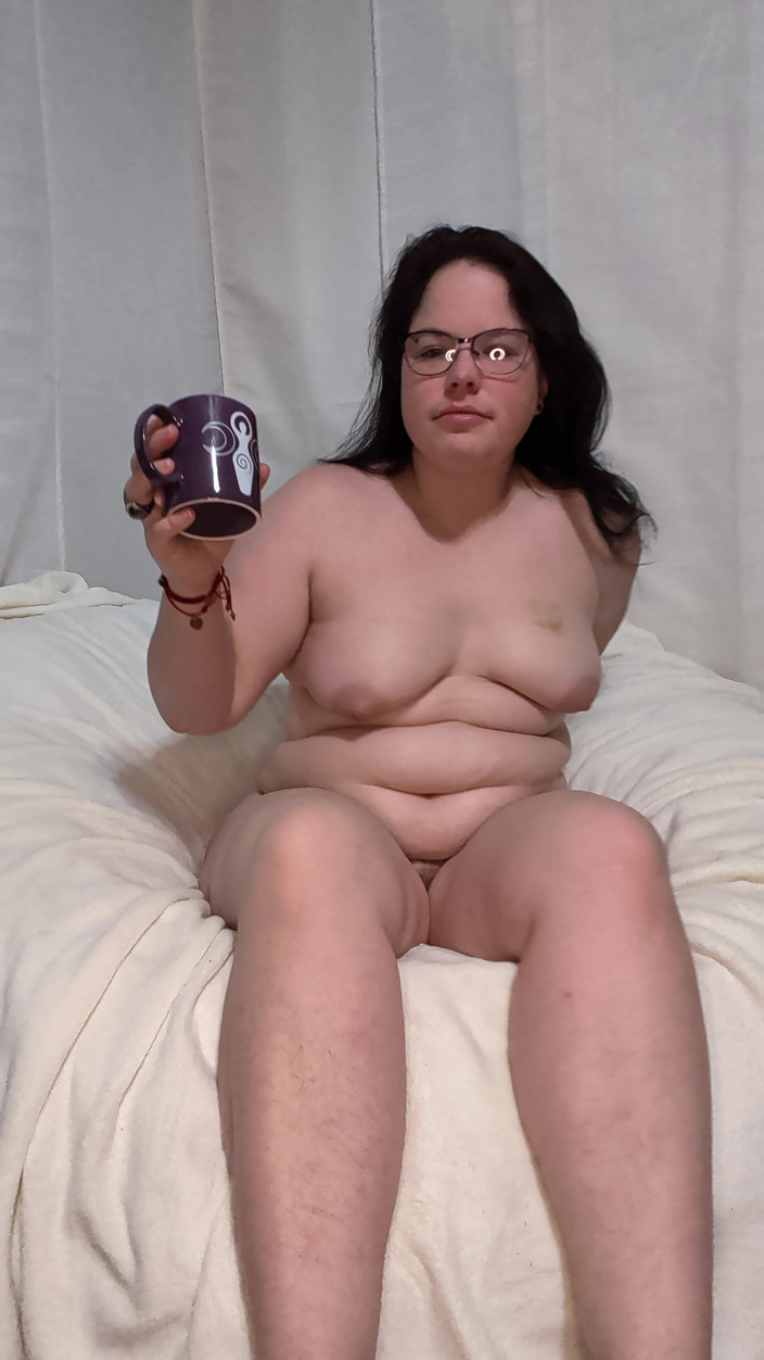 TheKinkyPwrLftr: Naakte plugged koffietijd