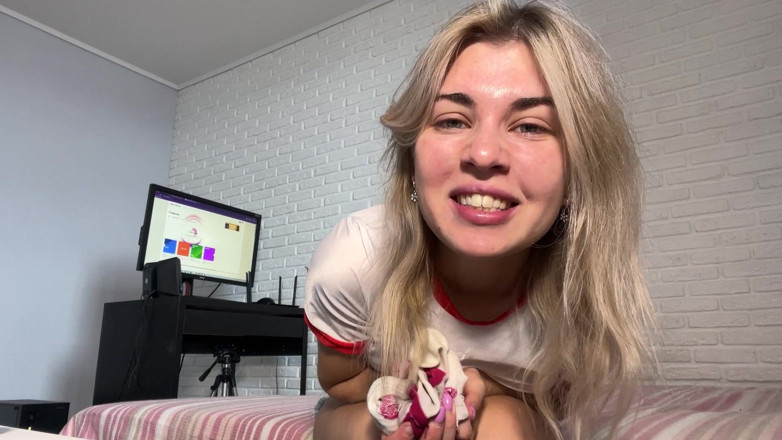 Misty Phoenix: Ma demi-sœur te fait essayer des chaussettes