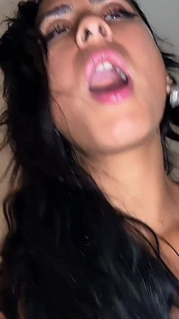 Spreid je poesje en ga op mijn grote pik zitten - sexy brunette krijgt een ruige seks cowgirl-rit en op zijn hondjes in pov