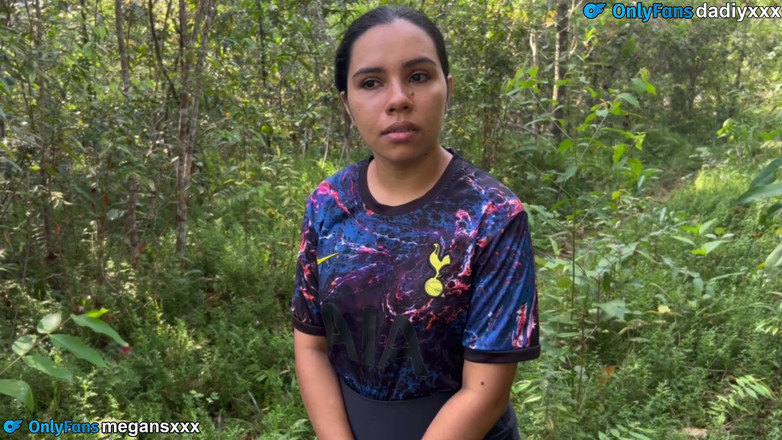 MeGanSxx: Estranho vem à minha barraca e fica a noite toda comigo