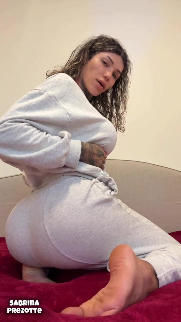 Prezottes_House: Sabrina Prezotte cho bạn sữa nóng khi gọi