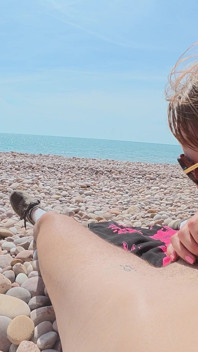 Super Apilada Británica MILF Casada Engaña En La Playa Nudista