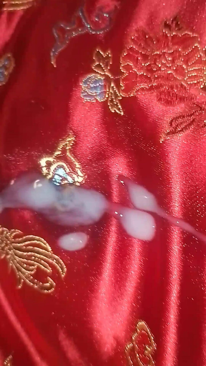 Leatransteen: Lars Damberger masturbuje się w czerwonym Asia Cheongsam