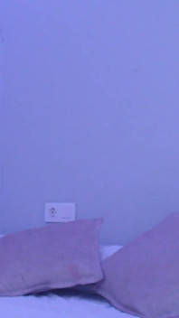 Nevlastní otec si rád hraje s mými ústy a prsy na živé kameře