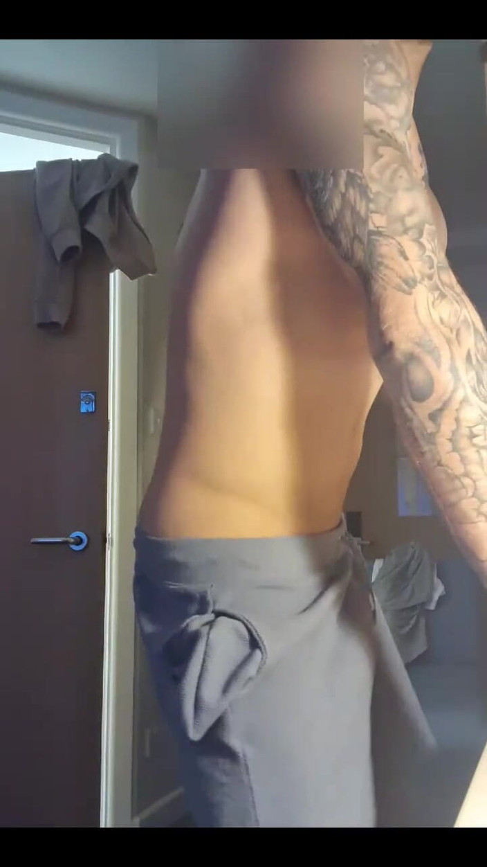 Englishtom20vip: 我可以为你脱衣服吗宝贝