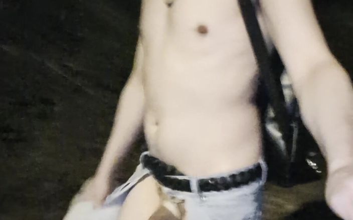 kinkygaynudist: Tanga içinde cüretkar yürüyüş!