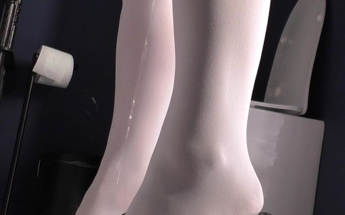 Mistress Legs: Compilación de pis de una dominatrix en medias blancas