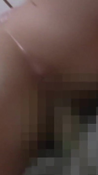 Olgun evli kadınlar göt deliği zevkle gevşetilirken kaba sesler eşliğinde anal seksin tadını çıkarıyor