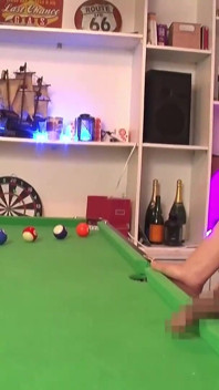 ¡La diferencia de altura entre estos dos es increíble! Mujer alta y un hombre corto -1