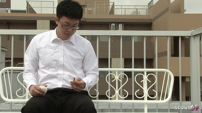 Asian porn collection: Una piccola teen giapponese vergine 18 seduce un compagno di classe...