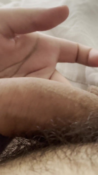 Gioca con il cazzo nel letto