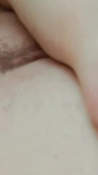 Förförisk brunett MILF fingrar våt fitta till skakande orgasm