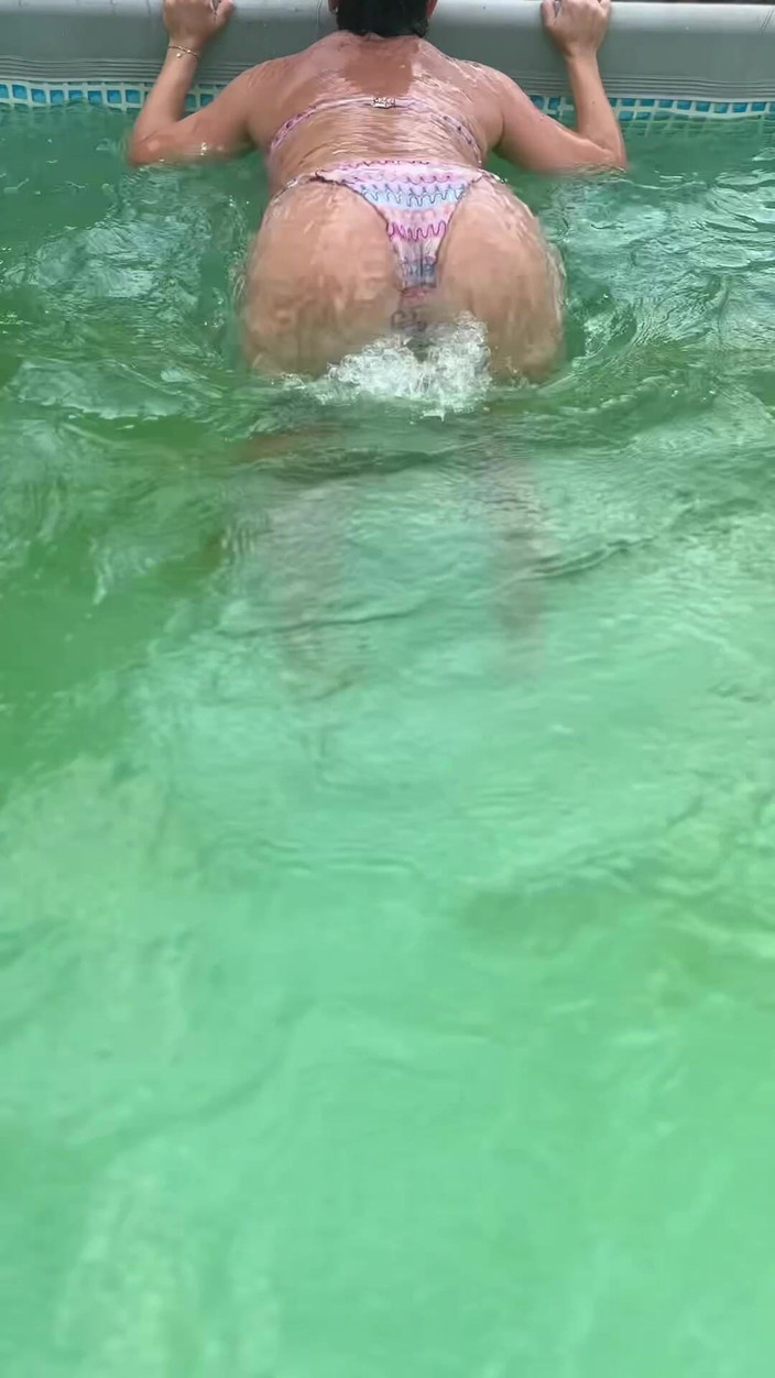 MilfyCalla: Tバックビキニプールティーズ - ウェットダンスと遊び心のある雰囲気