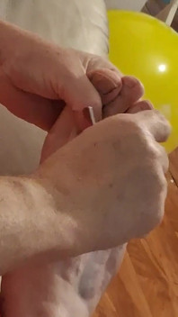 Vicki, Infirmière À Grosse Beauté, Se Fait Couper Les Ongles De Son Copain, Il a Les Pieds Sales Puants