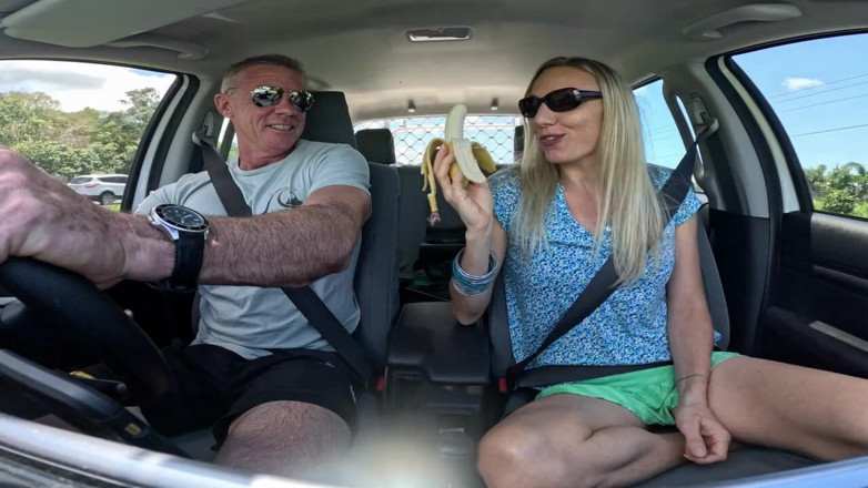 Tropical blondie: Baise dans la forêt