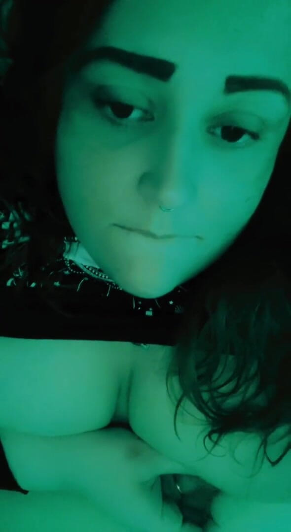 Nikki Danzig: Gordinha molhada e necessitada