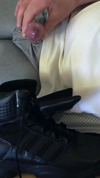 Abspritzen in meine adidas Gsg 9 stiefel