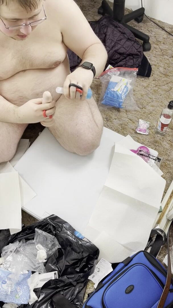 Chubbybidude: 微胖的家伙尝试骑乘假阳具