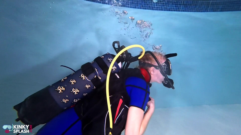 UKCuteGirl: Gebonden onder de oppervlakte - duik plaagt en speelt met touw...