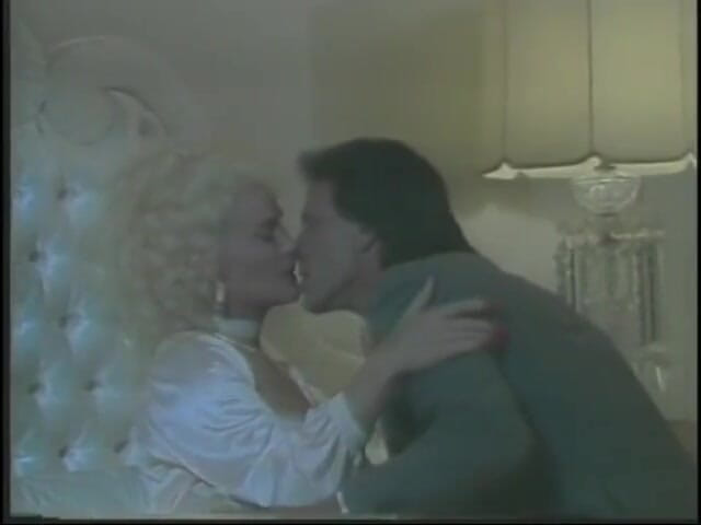 Old Good Porn: Zralá blonďatá kočička saje ptáka a jezdí na něm se...