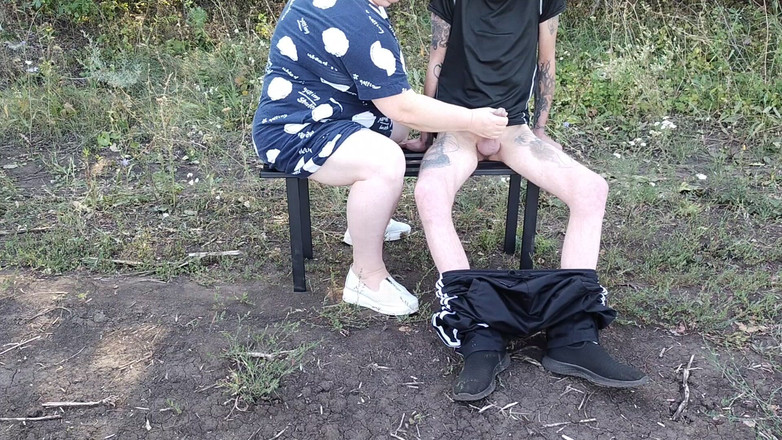 Zona901: Een vriendin in een park trekt mijn lul af totdat...