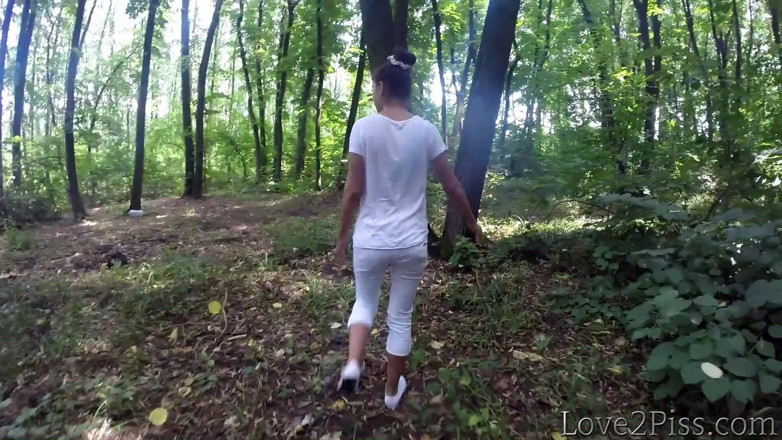 Love 2 Piss: Próby siusiu w lesie