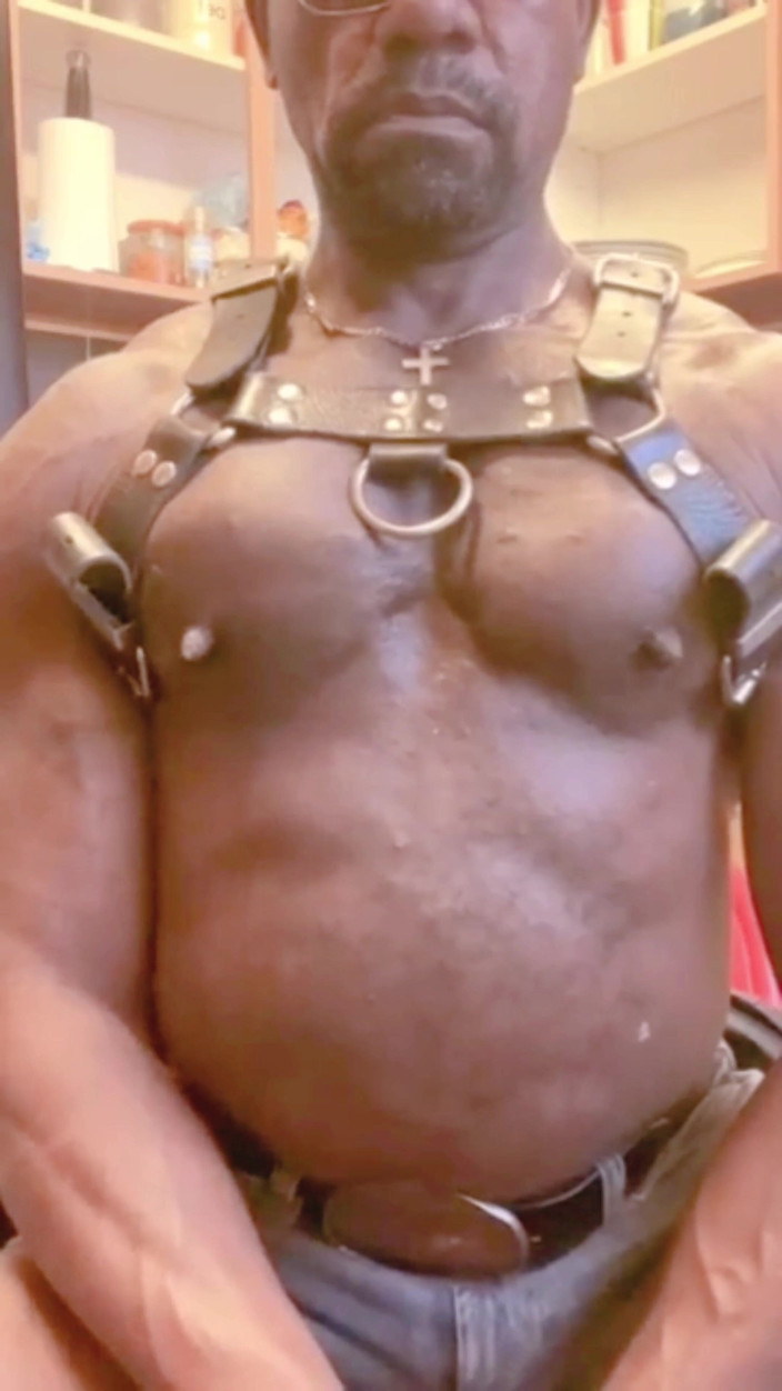 Black mature kinky muscle: Exhibicionista okno kuchyně BBC táta lemuje těžkou nálož spermatu