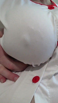 Le splendide grandi tette di un'infermiera davanti ai miei occhi in primo piano. Vecchie tette cadenti miLF.