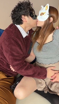 Beijando e empurrando-o para baixo...