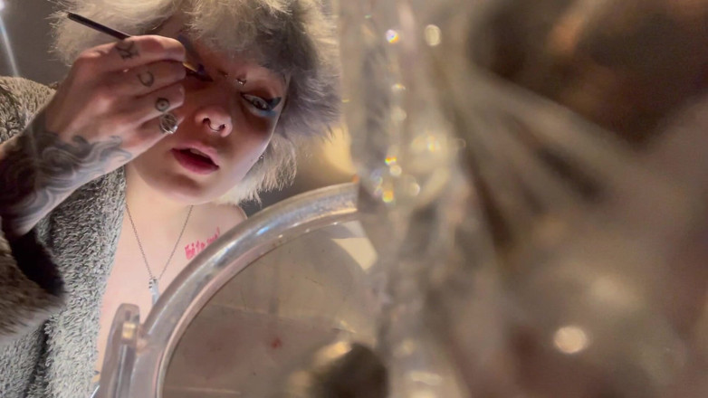 Glitterqueen1999: ชายตัวเล็ก Giantess ดูฉันเตรียมพร้อมสําหรับการแต่งหน้าและแต่งตัวในที่ทํางาน
