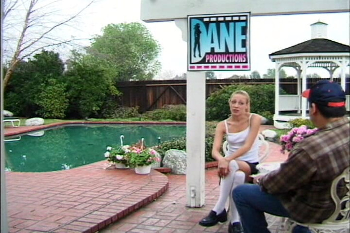 Goldenxtapes: ホットなブルネットとブロンドの美女たちが激しい指遊びセッションを繰り広げる