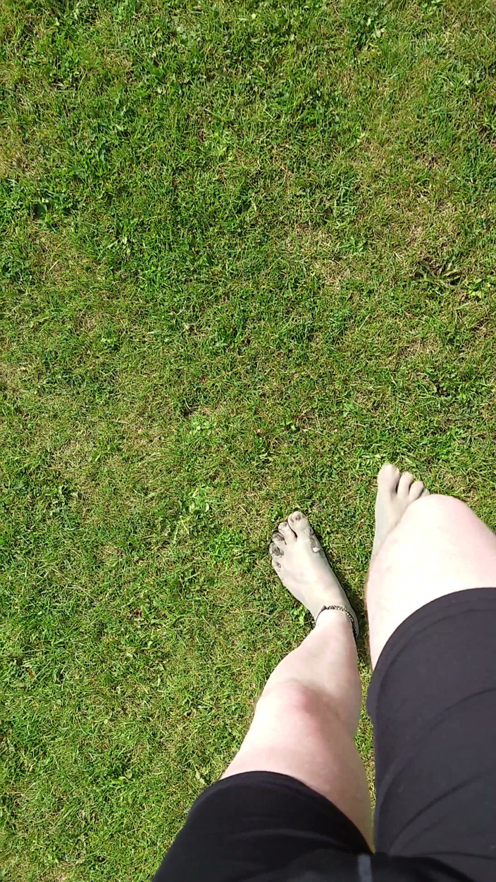 Footfetish: Paseo Por La Playa Con Los Pies Sucios