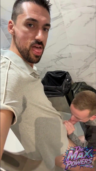 The Max Powers: Liam Harding Ve Max Powers Umumi Tuvalette Sikişiyor