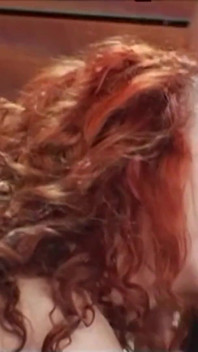 Une rousse à gros nichons séduit une énorme bite et se fait doigter le cul et baiser hardcore