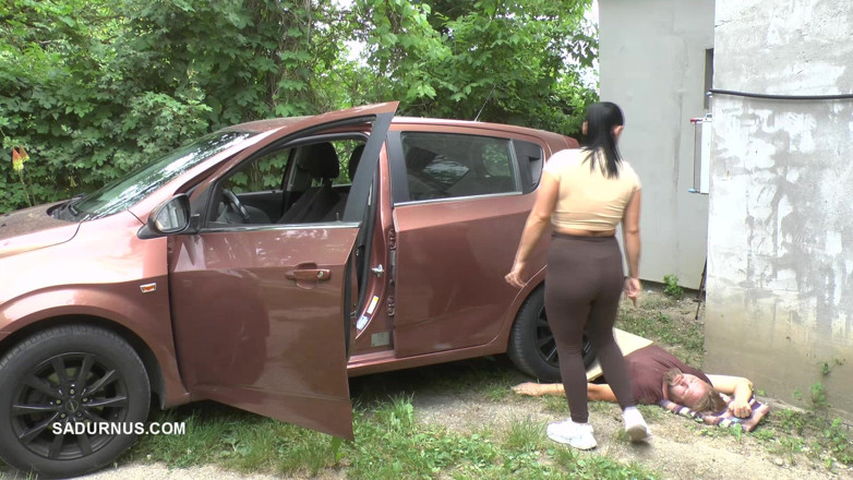 Sadurnus: La Señora Jenna Se Para Del Esclavo Con Un Auto...